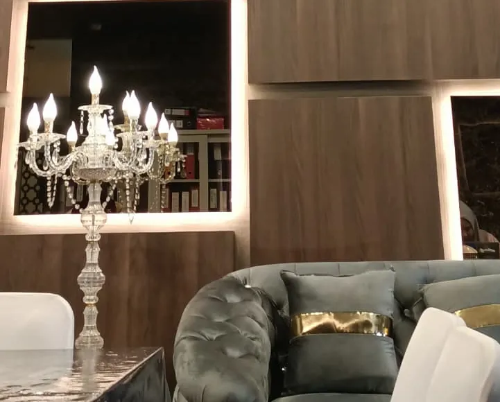 Lampu kristal di ruang tamu kantor