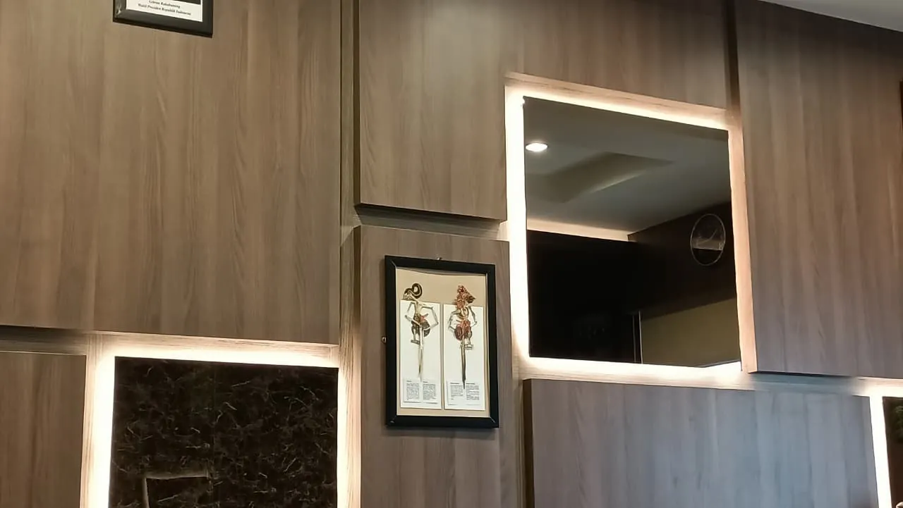 Panel kayu dan lampu dinding ruang kantor