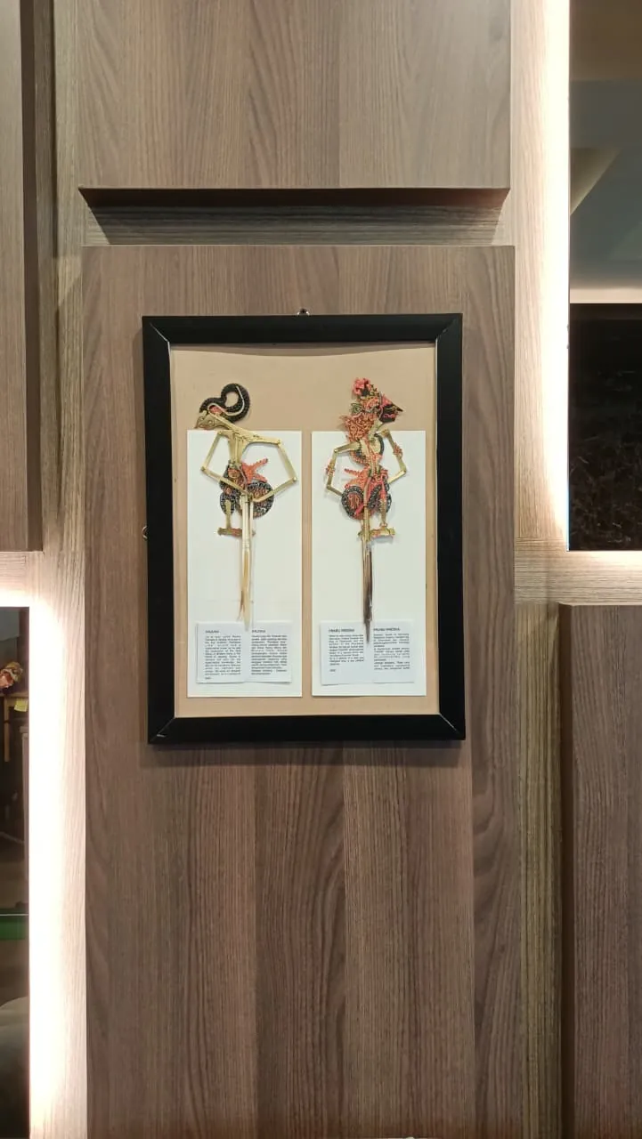 Bingkai wayang di dinding kantor