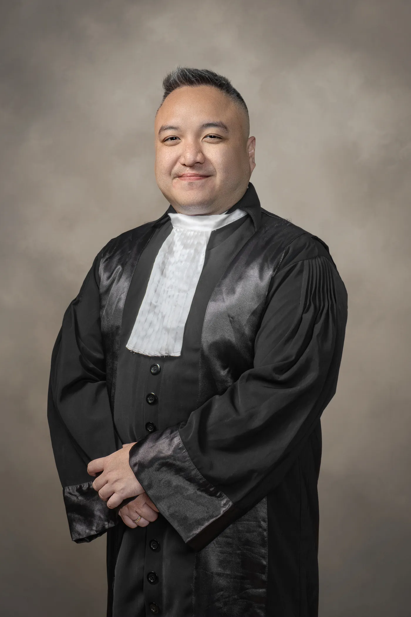 Randy Raynaldo, S.H., M.H. mengenakan toga advokat