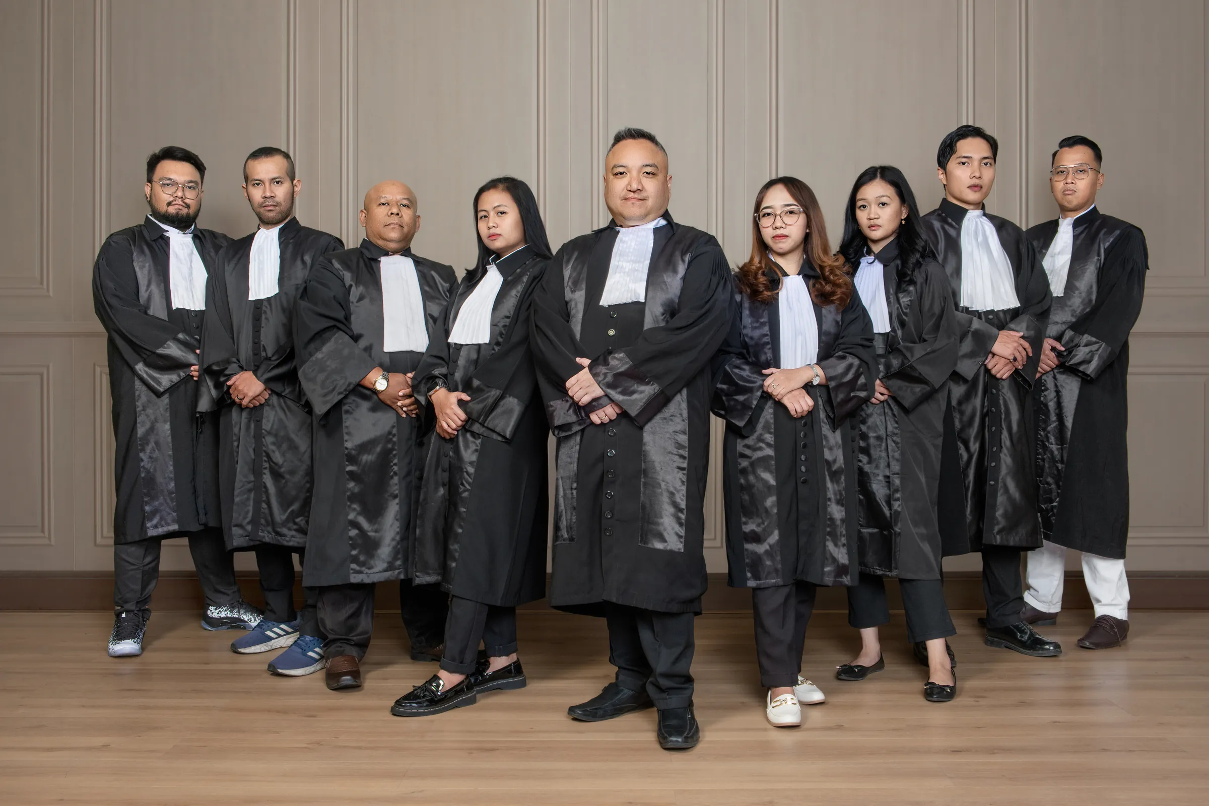Tim Randy Raynaldo, S.H., M.H. & Partners mengenakan toga advokat